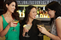 <i>BMJ</i>: consumo de &aacute;lcool entre mulheres j&aacute; &eacute; quase igual ao dos homens