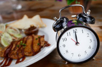 Comer mais tarde &agrave; noite est&aacute; associado a maior risco de doen&ccedil;as cardiovasculares