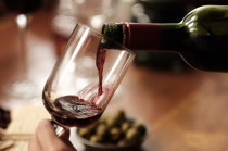 Consumo de apenas 4 bebidas alco&oacute;licas semanais foi associado a mudan&ccedil;as no c&eacute;rebro, elevando o ferro cerebral e contribuindo para efeitos cognitivos adversos