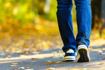 Estimulador da coluna permite que homem com Parkinson grave caminhe sem cair