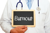 Fatores associados ao <i>burnout</i> e estresse em m&eacute;dicos em treinamento