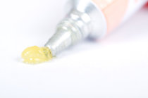 Uso de corticosteroides t&oacute;picos potentes ou muito potentes foi associado a um risco aumentado de osteoporose e fratura osteopor&oacute;tica maior