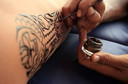 FDA alerta: tatuagens tempor&aacute;rias feitas com henna preta podem causar queimaduras e cicatrizes indesej&aacute;veis na pele