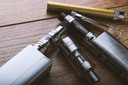 Grande estudo aponta riscos de trocar cigarros de tabaco por vapes