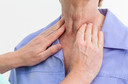 N&oacute;dulo tireoidiano em pacientes com 70 anos ou mais: benef&iacute;cios e riscos de tratamento cir&uacute;rgico devem ser avaliados